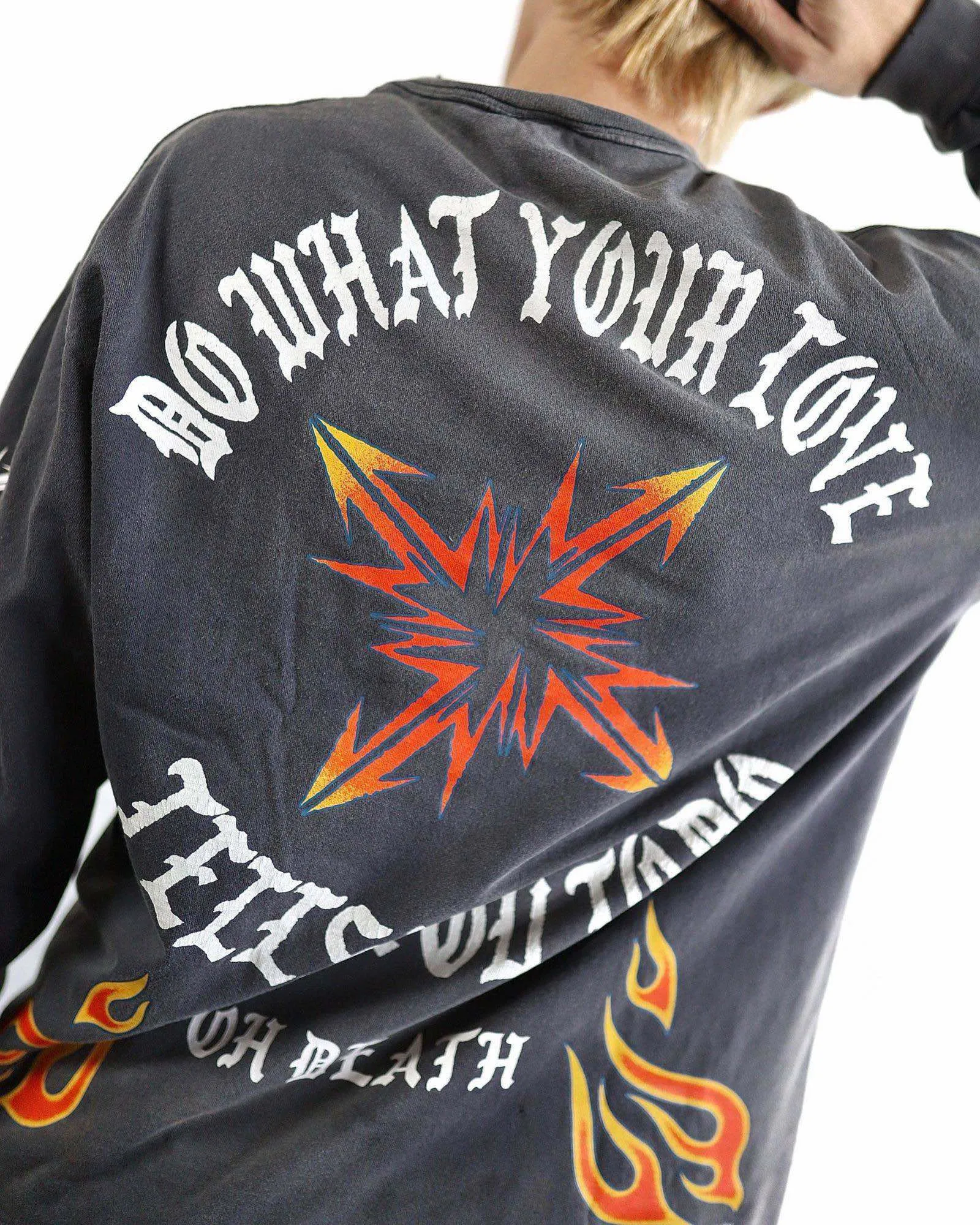 SAINT Mxxxxxx M/AFTER LS_TEE/BLACK Flame arrow Letter M retro distressed long tee Washed black S-XL Tubular fabric Assute ready-made garments dyed The whole piece is sprayed with horse-hair spray and then sprayed again to fade the color. The collar and cuffs are frayed. Many places are frayed. Extra large printing position. Very difficult to print. Complete accessories. With little angel anti-counterfeiting label.